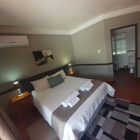 Oakwood Lodge Блумфонтейн Экстерьер фото A room at the Protea Hotel, Polokwane