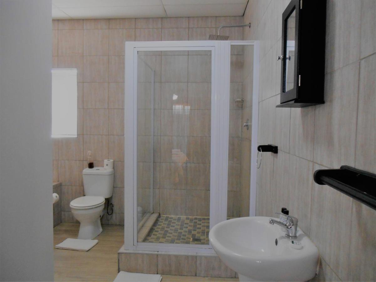 Oakwood Lodge Блумфонтейн Экстерьер фото A shower cubicle