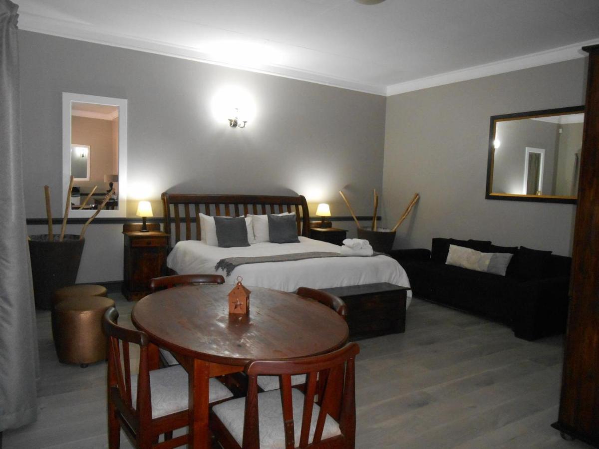 Oakwood Lodge Блумфонтейн Экстерьер фото A bedroom in a hotel