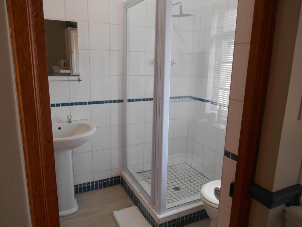 Oakwood Lodge Блумфонтейн Экстерьер фото A shower cubicle