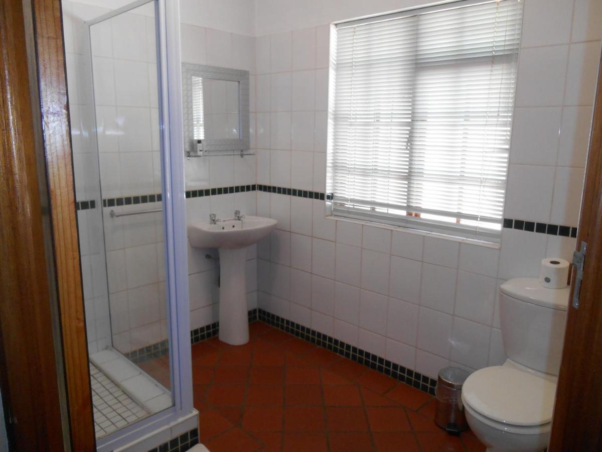 Oakwood Lodge Блумфонтейн Экстерьер фото Bathroom