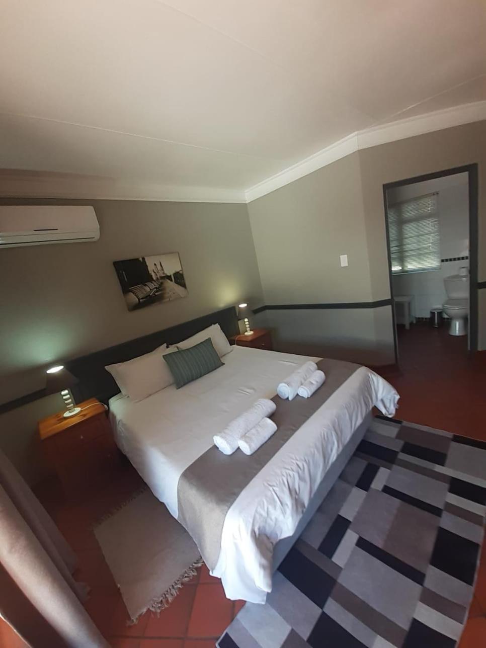 Oakwood Lodge Блумфонтейн Экстерьер фото A room at the Protea Hotel, Polokwane