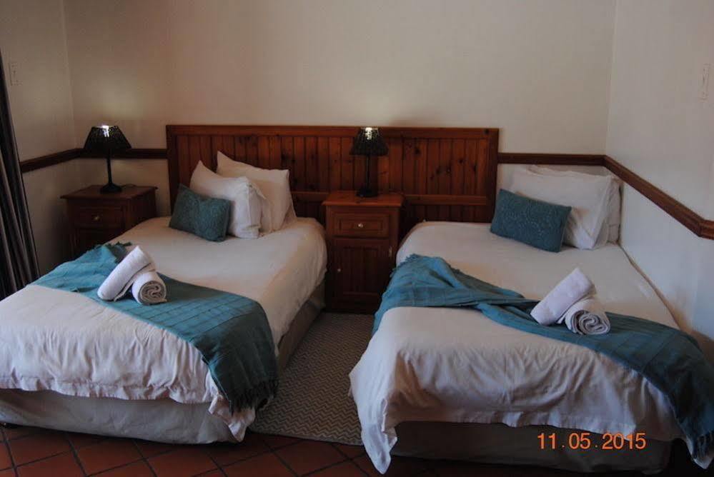 Oakwood Lodge Блумфонтейн Экстерьер фото A bedroom at the Protea Hotel, Port Elizabeth