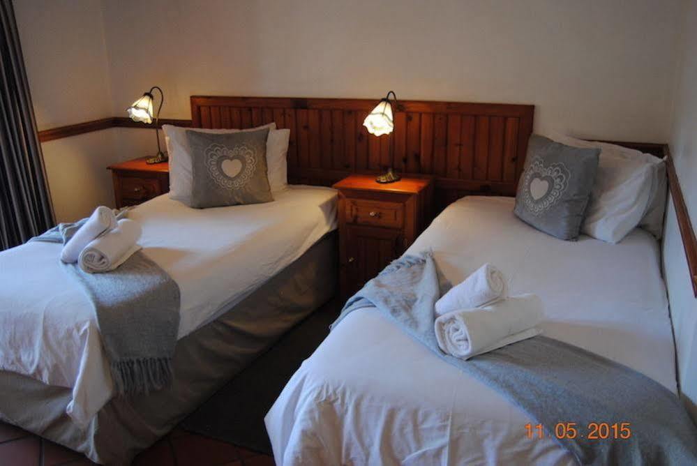 Oakwood Lodge Блумфонтейн Экстерьер фото A room at the hotel
