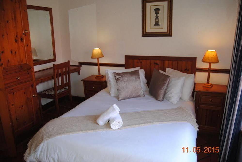 Oakwood Lodge Блумфонтейн Экстерьер фото A bedroom at the hotel