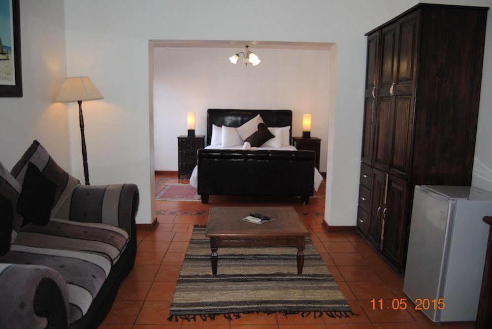 Oakwood Lodge Блумфонтейн Экстерьер фото A bedroom in a guest house in South Africa