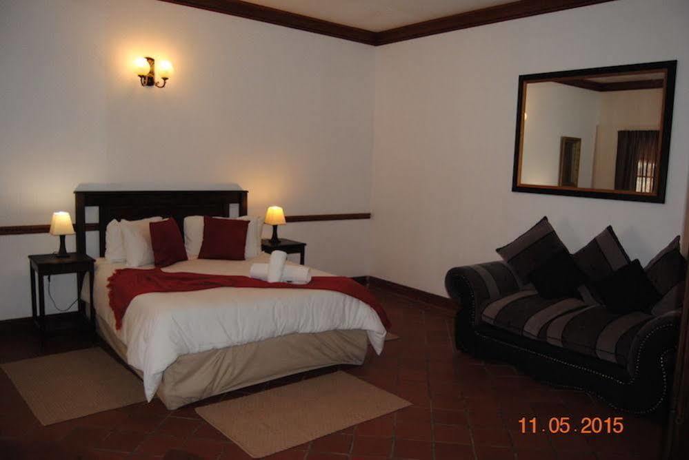 Oakwood Lodge Блумфонтейн Экстерьер фото A bedroom at the hotel