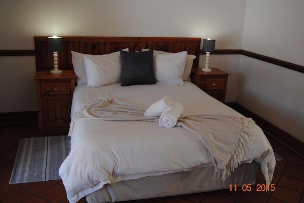 Oakwood Lodge Блумфонтейн Экстерьер фото A bed with a throw